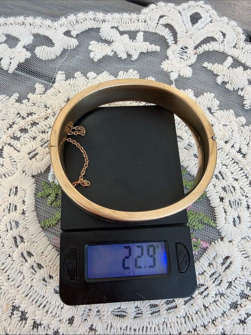 VICTORIAN monogrammed signed bangle gold toned bracelet with safety chain - Picture 10 of 11